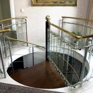 Edelstahlgeländer mit Glas und Messinghandlauf.JPG